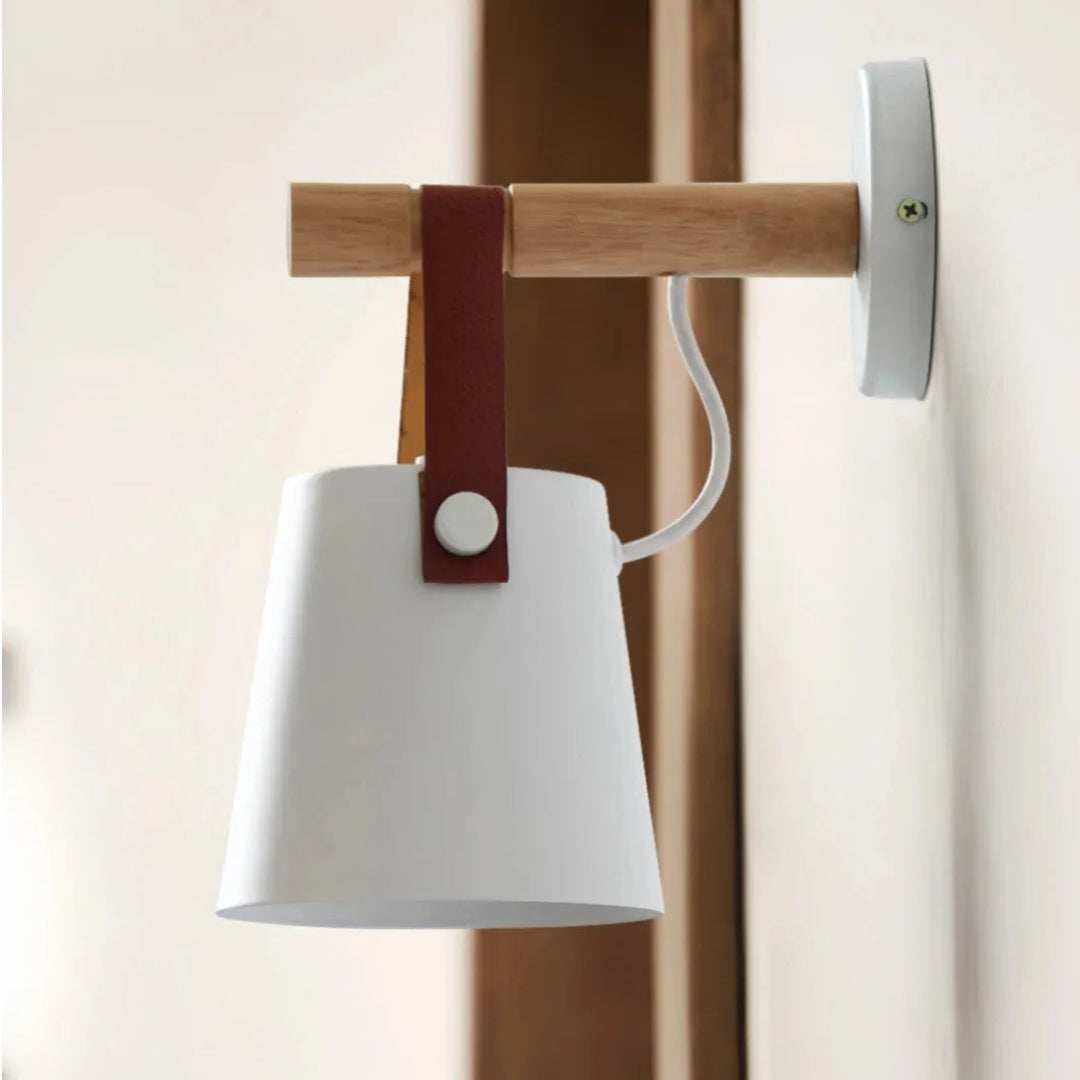 Weiße Wandleuchte mit Holzarm und kegelförmigem Metallschirm