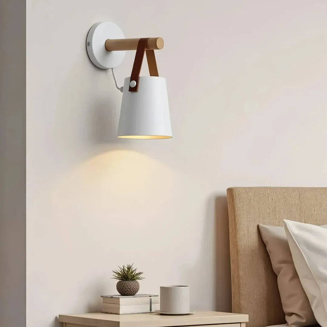 Weiße skandinavische Wandleuchte als Akzentlicht im Schlafzimmer