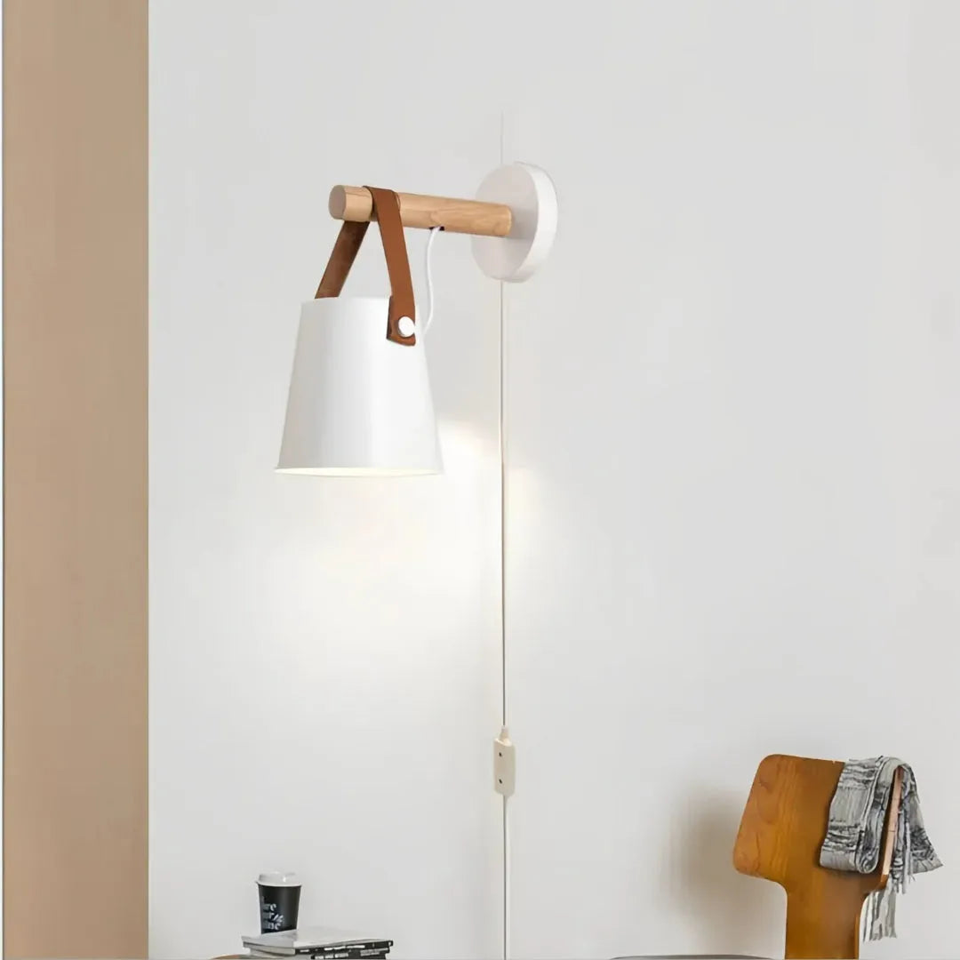 Weiße skandinavische Wandleuchte als Akzentlicht im Schlafzimmer
