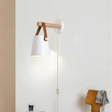 Weiße skandinavische Wandleuchte als Akzentlicht im Schlafzimmer