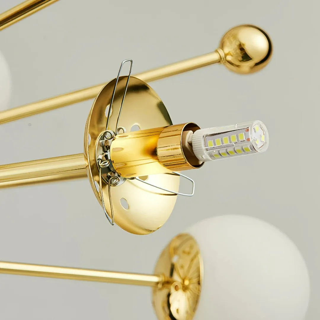 Detailansicht des Sputnik-Kronleuchters mit goldener Metalloberfläche