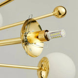 Detailansicht des Sputnik-Kronleuchters mit goldener Metalloberfläche