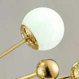Detailansicht der goldenen Leuchtenarme und weißen Glasschirme