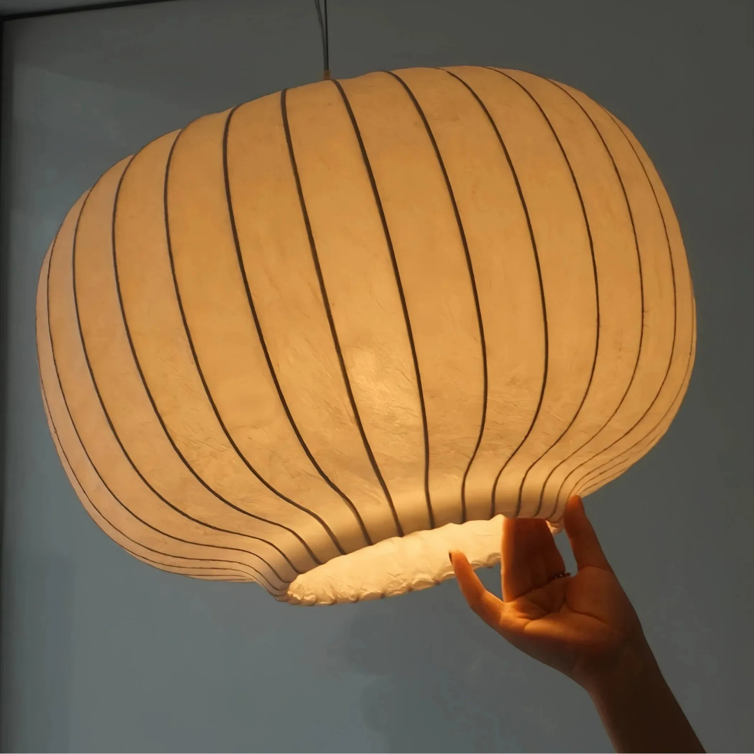 Japanische Pendelleuchte im Wohnzimmer mit weichem Licht