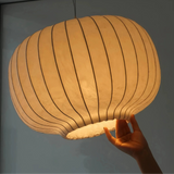 Japanische Pendelleuchte im Wohnzimmer mit weichem Licht