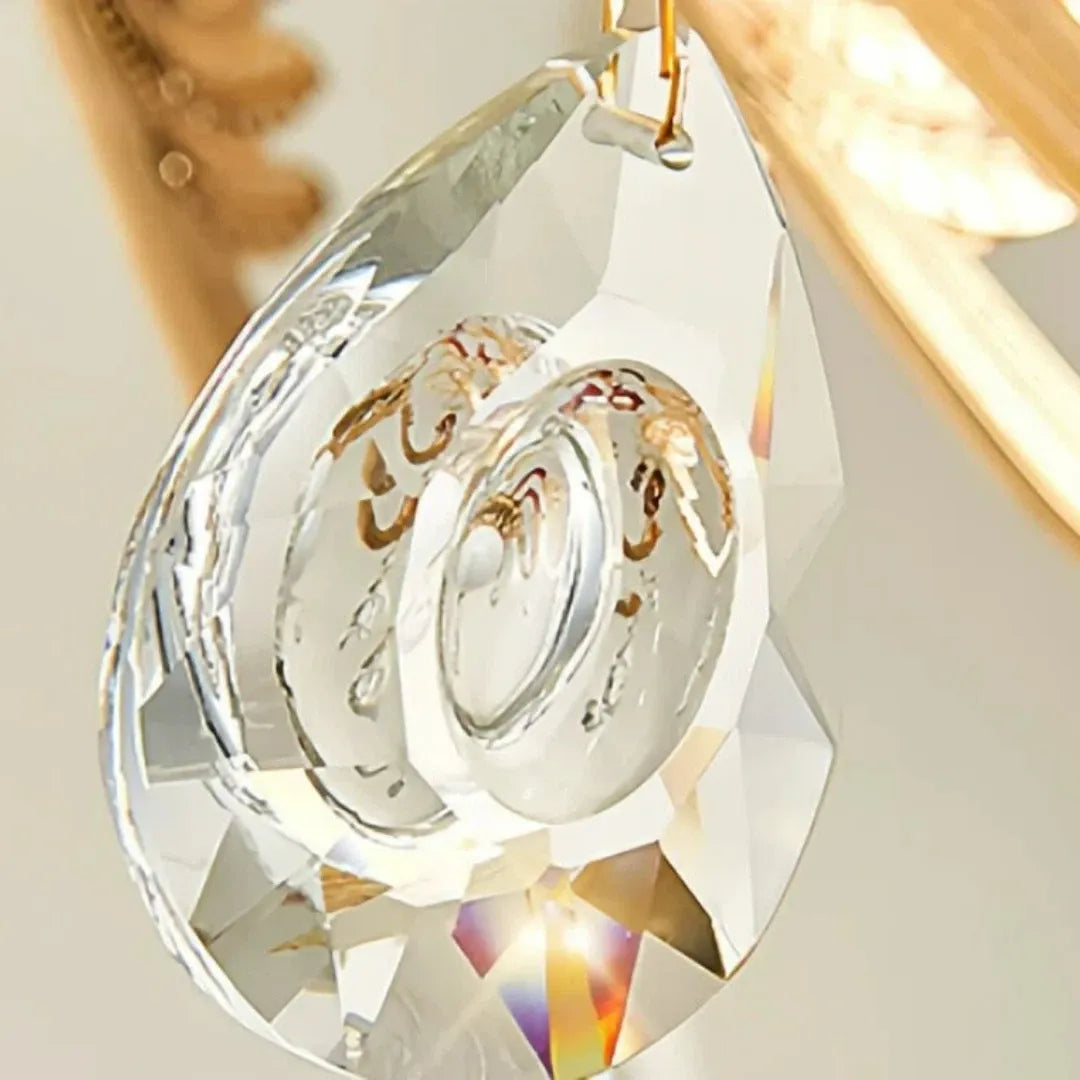Detailansicht der milchweißen Glasschirme und Kristallanhänger