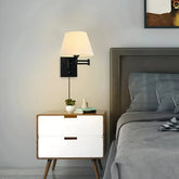 Moderne Wandleuchte fürs Schlafzimmer mit weißem Stoffschirm`