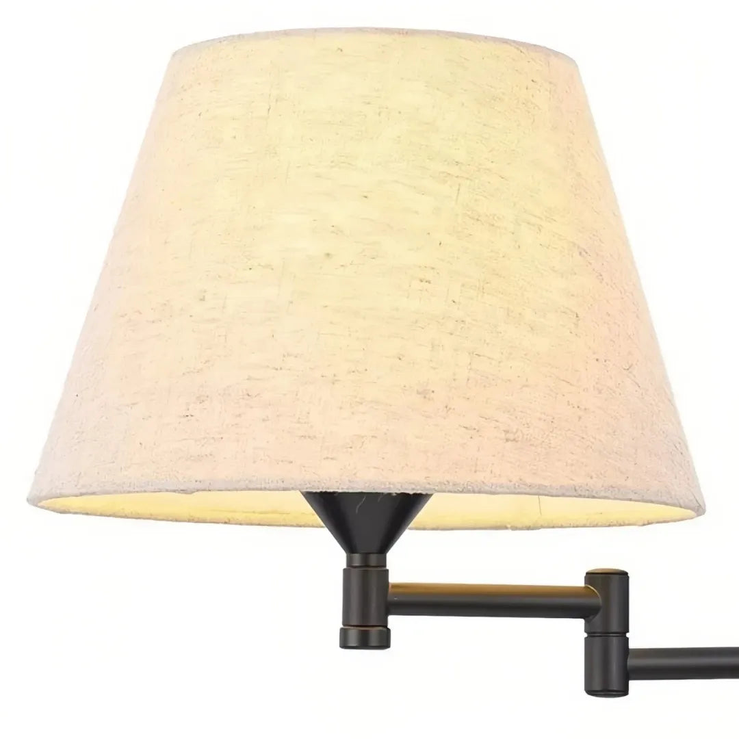 Detailaufnahme des Textilschirms einer Schlafzimmer-Wandleuchte