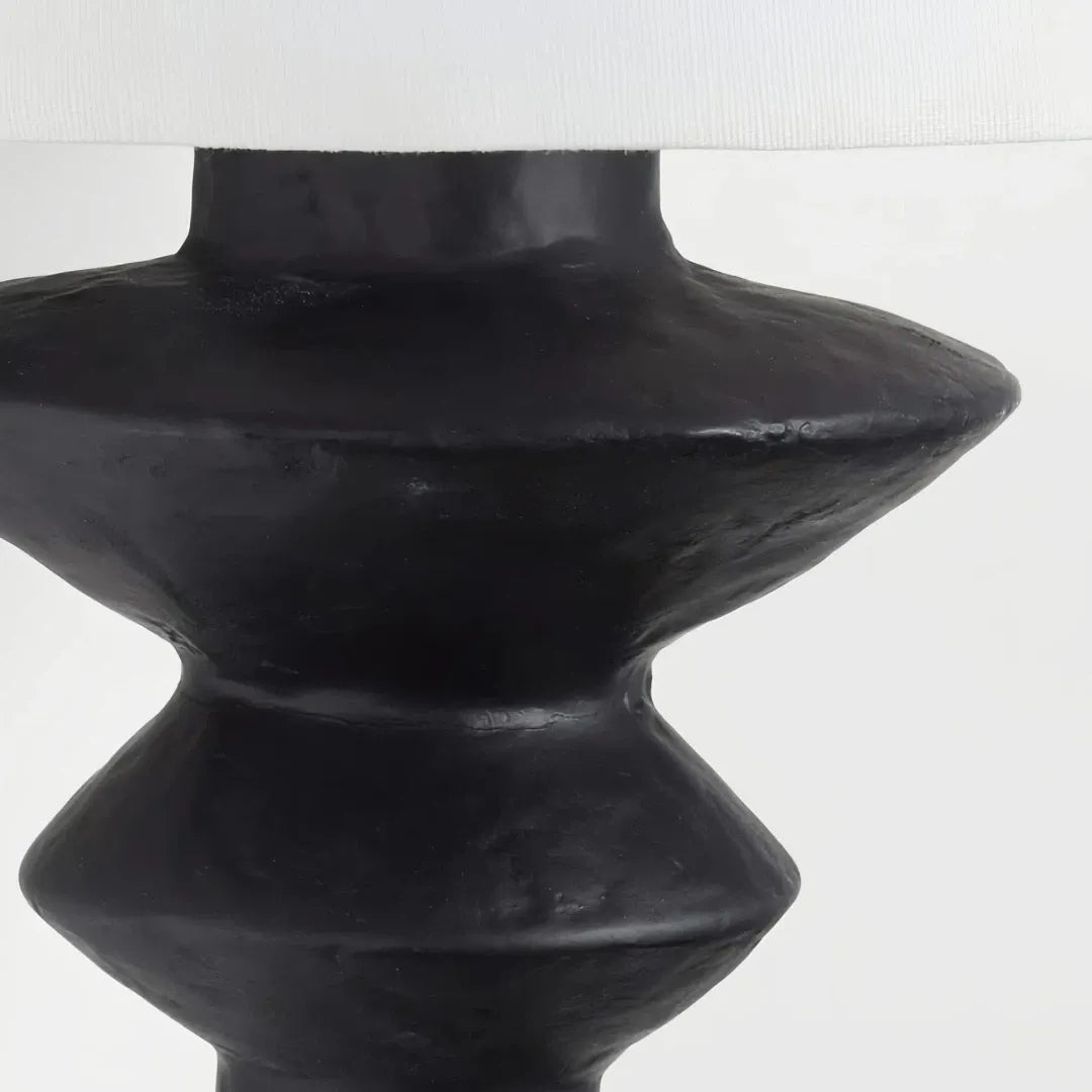 Detail des verzierten Leuchtenkörpers in Antik-Optik