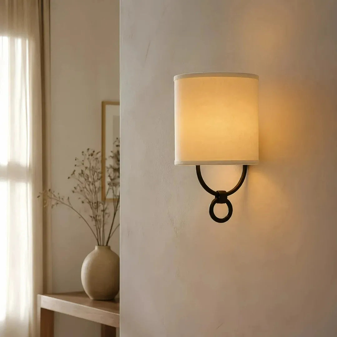 Beige Vintage-Wandleuchte mit Stoffschirm für das Schlafzimmer