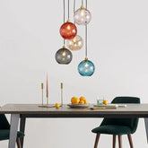 LED-Pendelleuchte mit bunter Glaskugel modern fürs Esszimmer