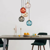 LED-Pendelleuchte mit bunter Glaskugel modern fürs Esszimmer