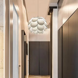 Eingeschaltete weiße LED-Hängeleuchte mit dekorativem Lichtspiel