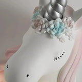 Detailaufnahme der Einhornfigur aus Kunstharz mit Blumenkrone