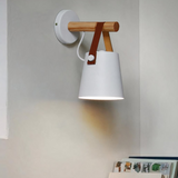 LED Wandleuchte im nordischen Design aus Holz mit Eisenlampenschirm für Esszimmer