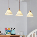 Vintage Pendelleuchte aus Stoff und Holz für das Esszimmer