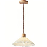 Vintage Pendelleuchte aus Stoff und Holz für das Esszimmer