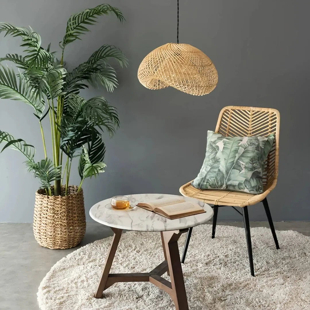 Rattan-Pendelleuchte über einem Esstisch im Japandi-Stil