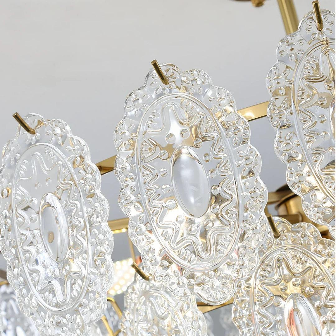 Geriffelte Glaselemente des Kristallglas-Kronleuchters im Detail