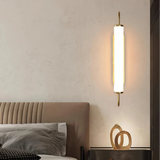 Goldene LED-Wandleuchte im Wohnzimmer als dekorative Wandbeleuchtung