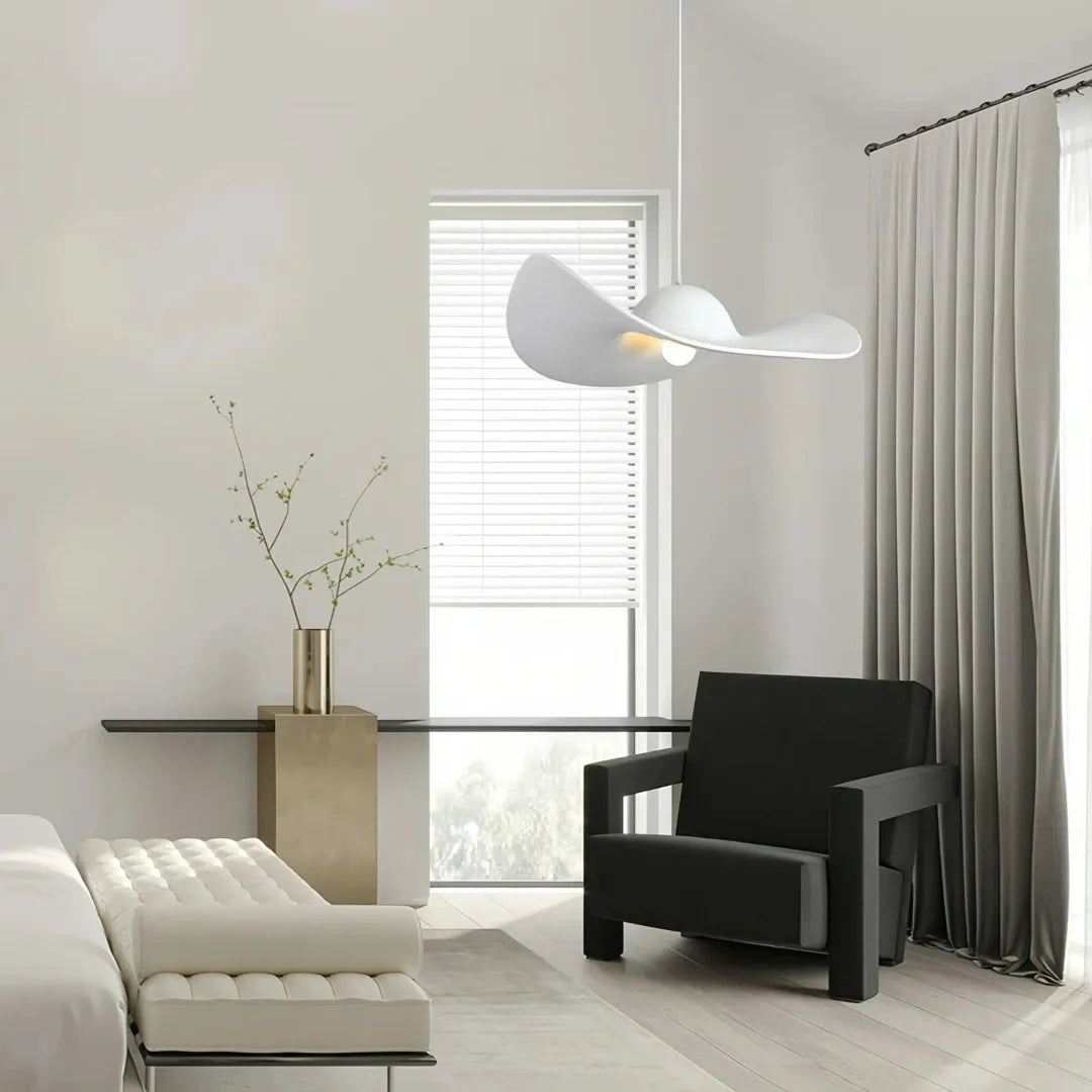 Pendelleuchte in Hutform aus seitlicher Perspektive