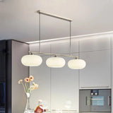 Pendelleuchte in Silber mit drei milchweißen Glasschirmen