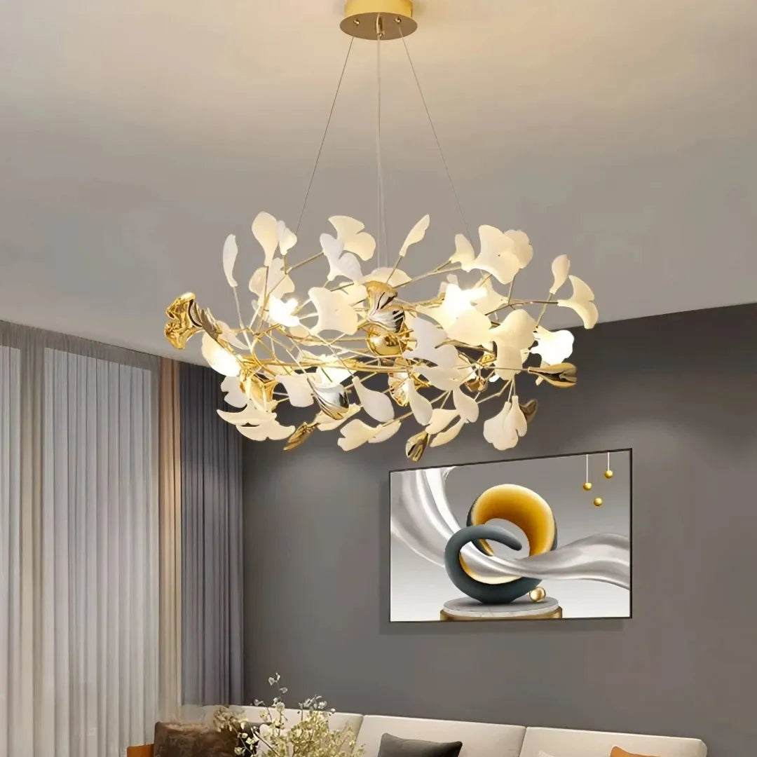 Ginkgo-Kronleuchter mit weißen Blättern und goldfarbenem Metallkörper
