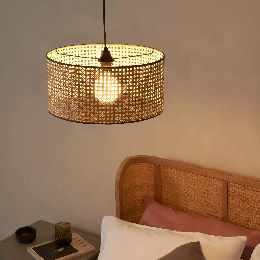 Boho Rattan-Hängelampe mit geflochtenem Schirm im Schlafzimmer