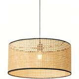 Rattan-Pendelleuchte im Boho-Stil bei eingeschaltetem Licht