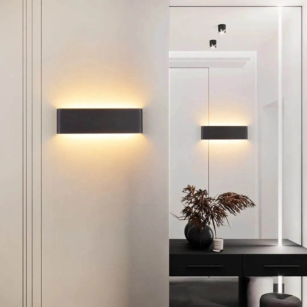 Schwarze flache LED-Wandleuchte als lineare Wohnzimmerbeleuchtung