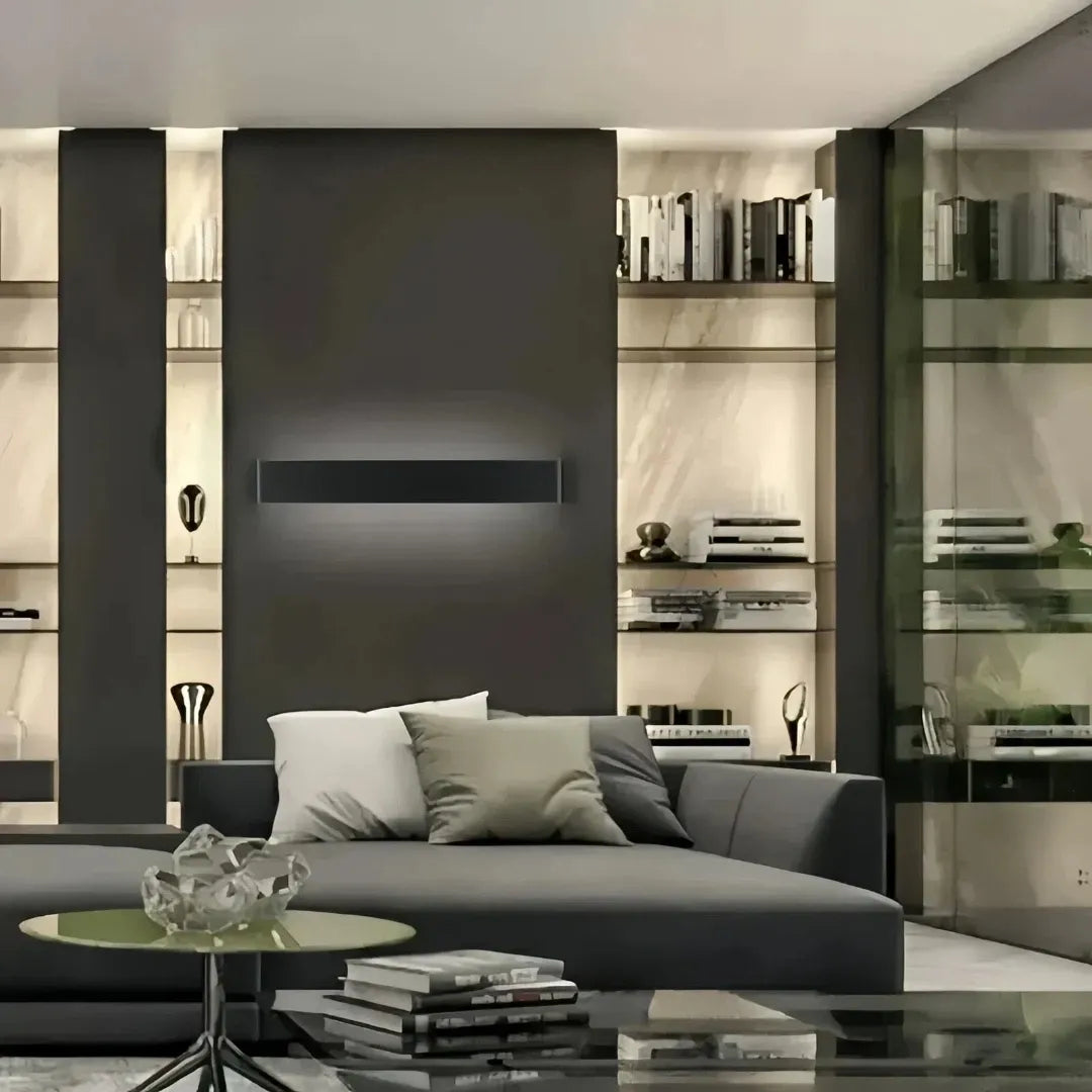 Flache LED-Wandleuchte in Weiß im modernen Wohnzimmer