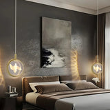 Moderne Pendelleuchte für das Schlafzimmer mit Kristallkugel