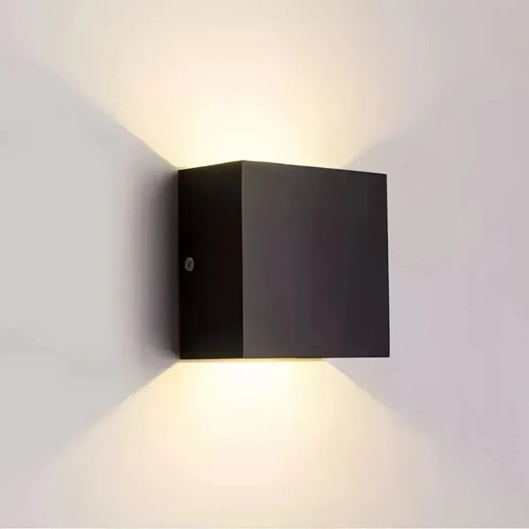 Schwarze Up-&-Down-LED-Außenwandleuchte an einer Hausfassade