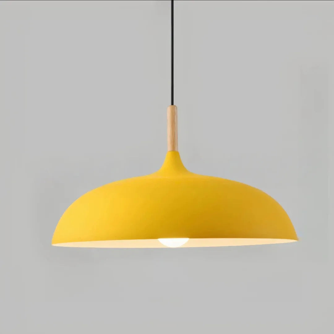 Pendelleuchte in Gelb mit natürlichem Holzdetail