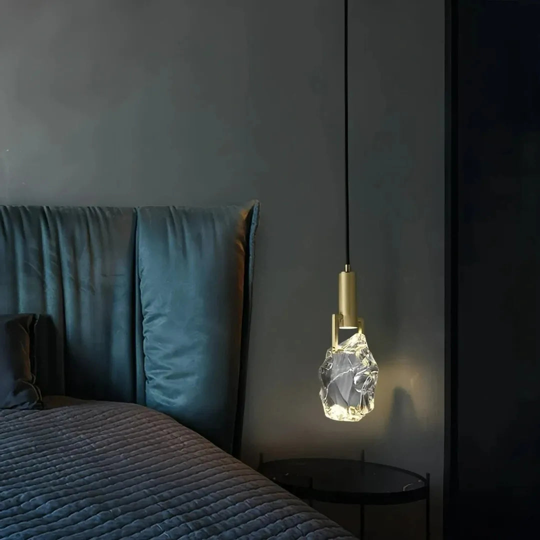 Kleine Pendelleuchte in Tropfenform aus Kristall für das Schlafzimmer