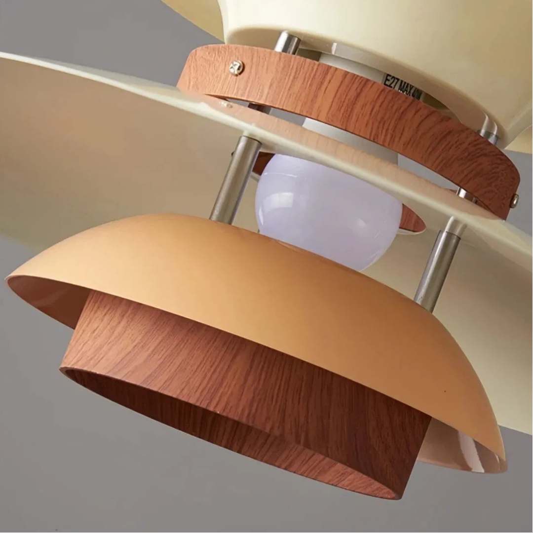 Metallkörper der Pendelleuchte mit Holzoptik
