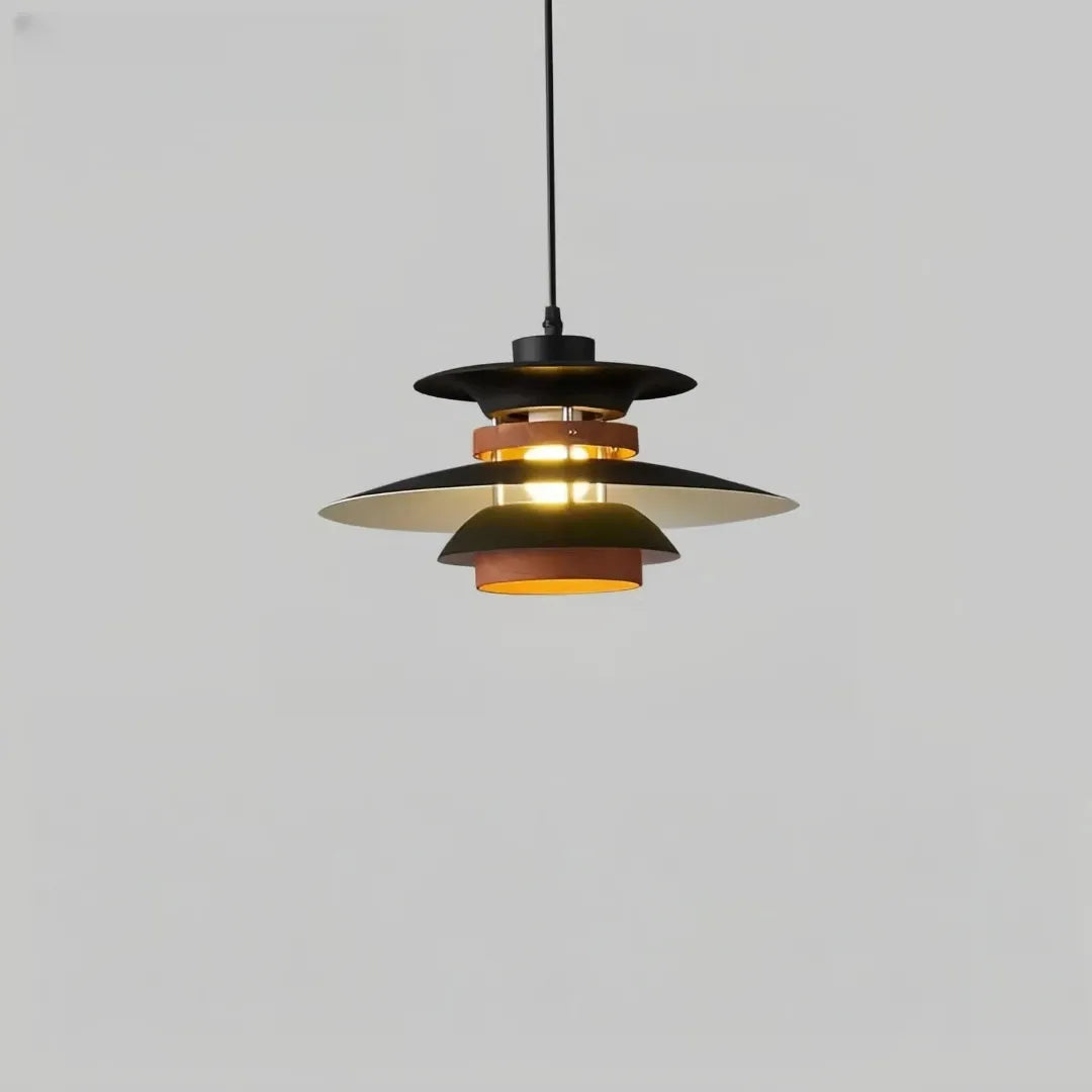 Schwarze UFO-Pendelleuchte mit Holzoptik über dem Esstisch