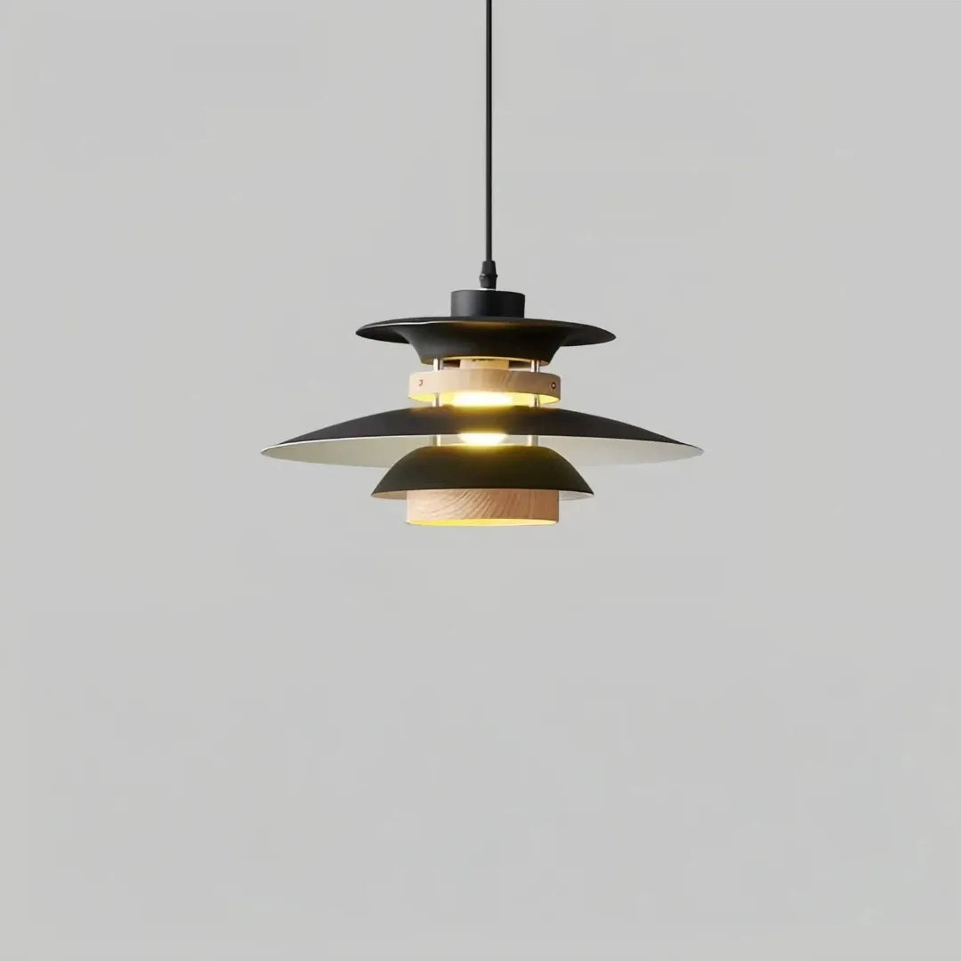 Schwarze UFO-Pendelleuchte mit Holzoptik über dem Esstisch