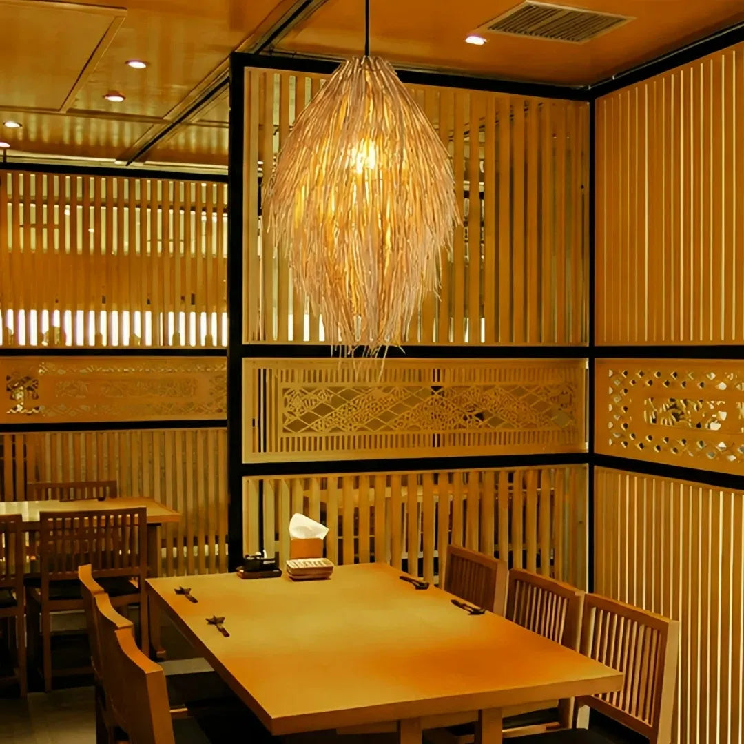 Rattan-Pendelleuchte mit geflochtenem Lampenschirm
