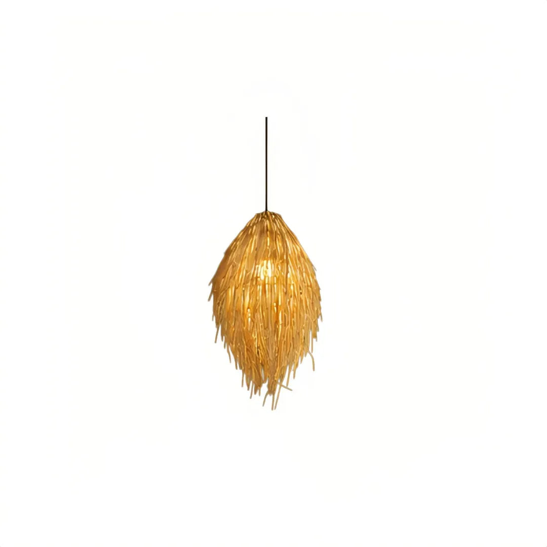 Rattan-Pendelleuchte mit eingeschaltetem Licht über dem Esstisch