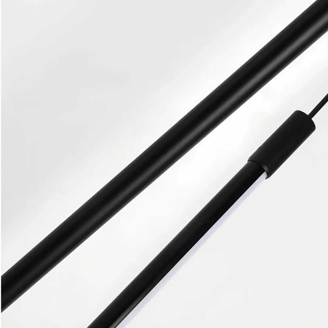 Detailansicht der schwarzen P endelleuchte aus Metall und Acryl