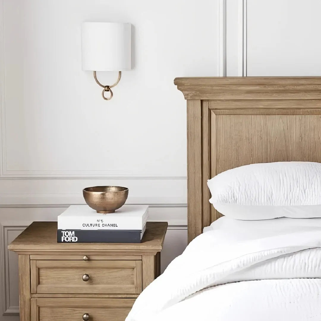 Beige Vintage-Wandleuchte mit Stoffschirm für das Schlafzimmer