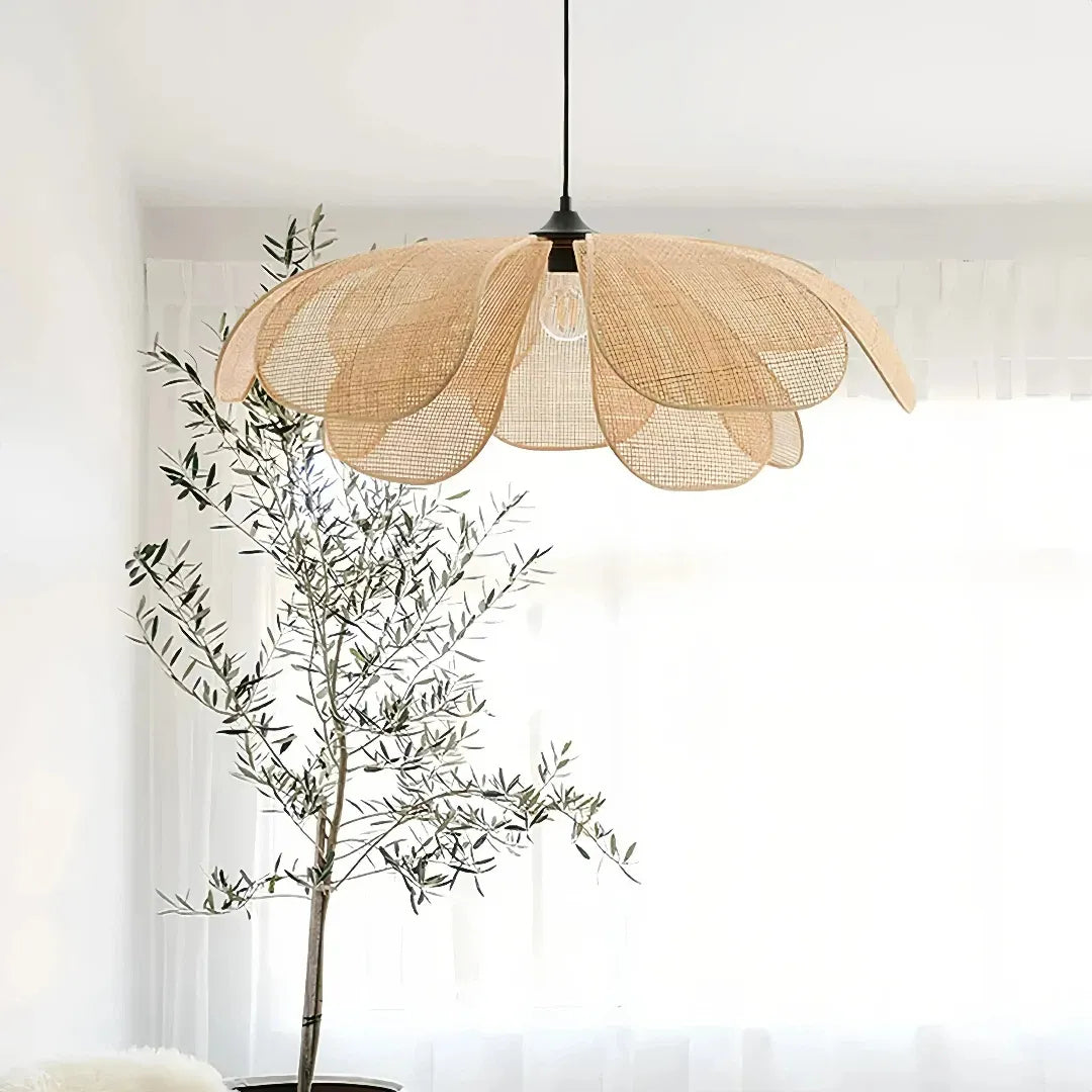 Handgeflochtene LED Pendelleuchte aus Rattan im skandinavischen Stil
