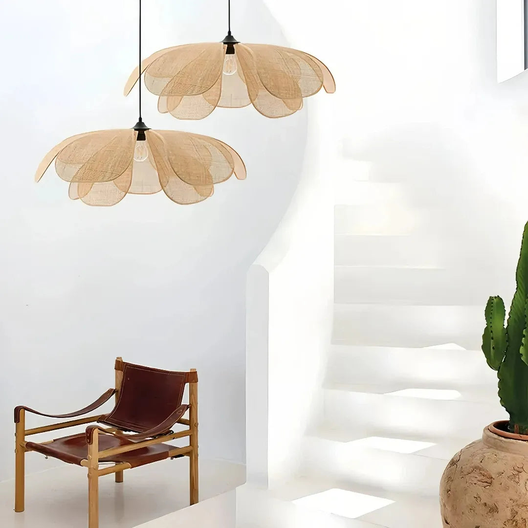 Rattan Hängeleuchte in Blumenform über dem Esstisch