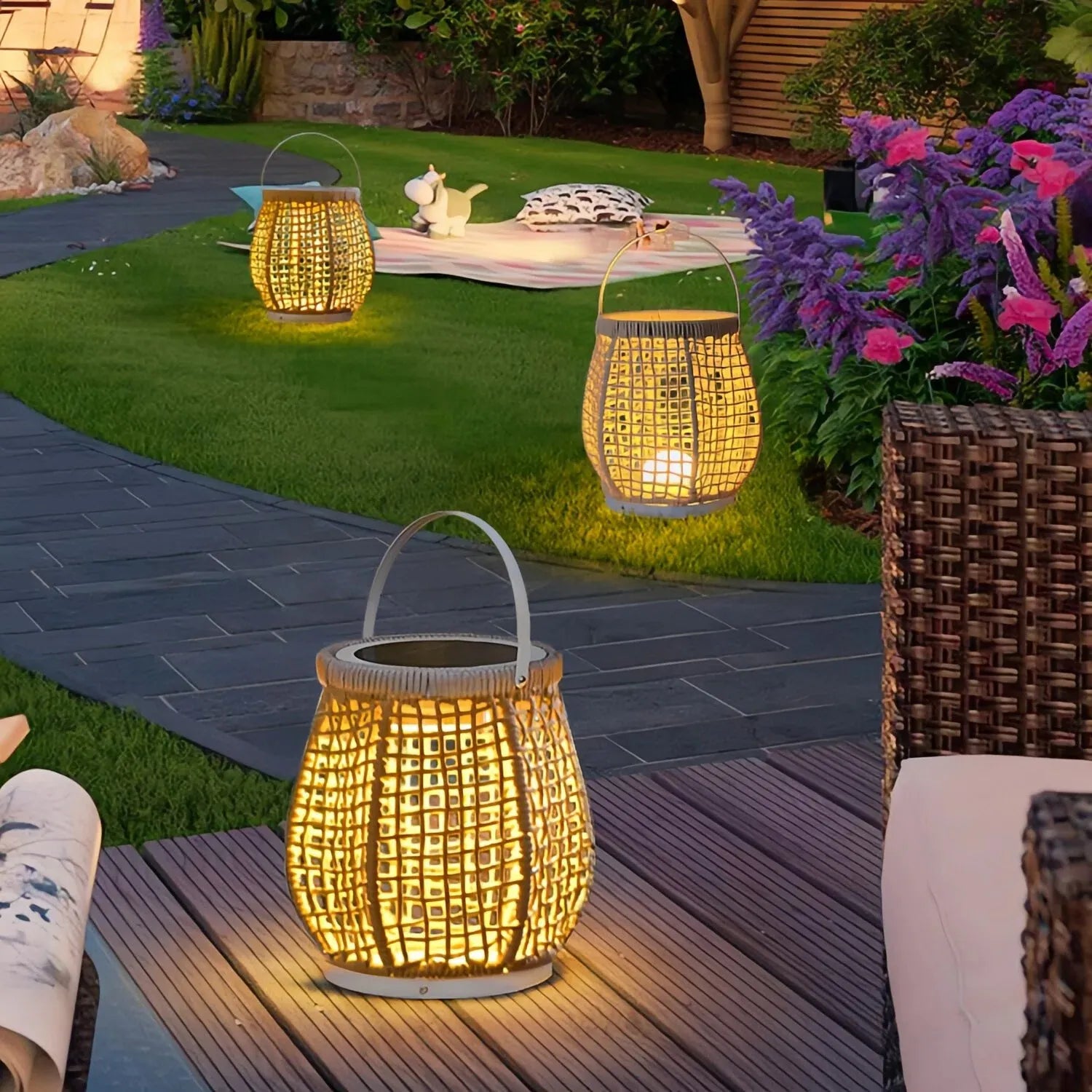 Warmweiß beleuchtete Boho-Gartenlaterne im Außenbereich 