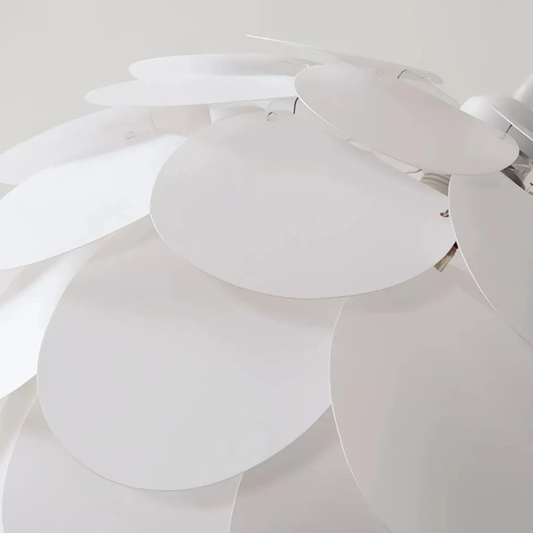 Detail des weißen Lampenschirms im Tannenzapfen-Design 