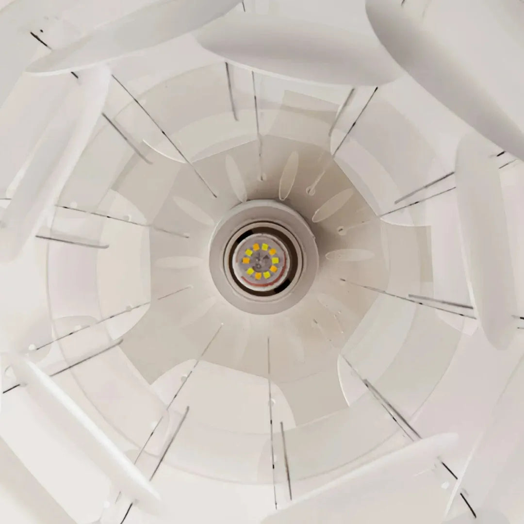 Detail des weißen Lampenschirms im Tannenzapfen-Design 