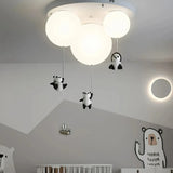 Panda-Deckenleuchte eingeschaltet im hellen Kinderzimmer