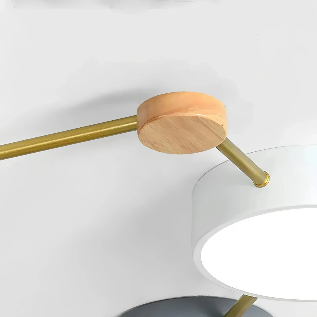 Detail der lackierten Metallfassung und des dekorativen Holzelements