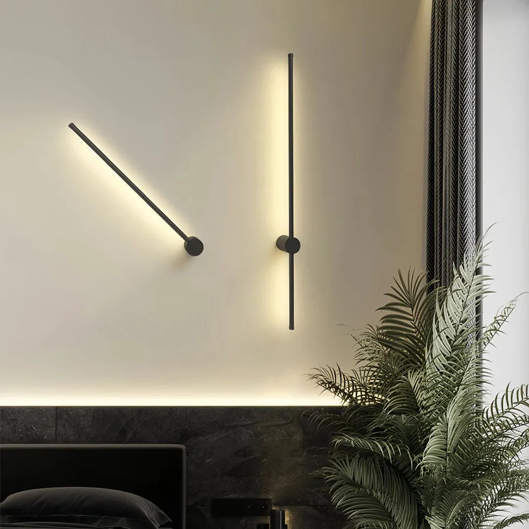 Lineare LED-Wandleuchte in Schwarz im modernen Innenraum